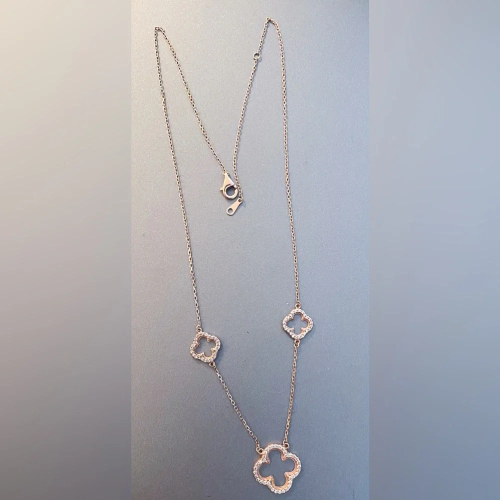 Elegant Rose Gold and Silver Clover Necklace - Picture 4 of 5